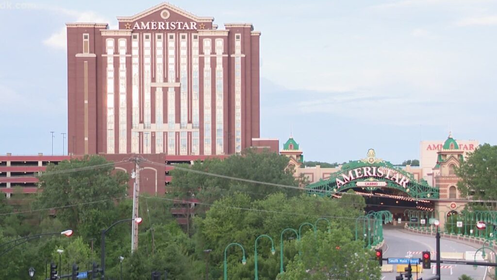 Missouri Police Say 87-Year-Old Man Cleaned Out Gambler’s Slot Machine at Ameristar Casino
