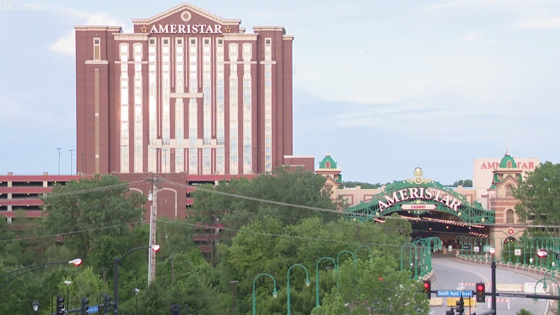 Missouri Police Say 87-Year-Old Man Cleaned Out Gambler’s Slot Machine at Ameristar Casino